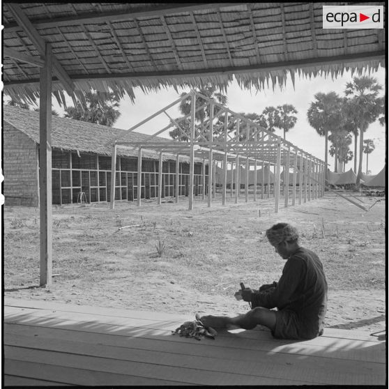 Construction du cantonnement du BSPP (Bataillon de Sécurité de Phnom Penh) : bâtiments, charpentes des magasins, réfectoires et casernements. [description provisoire]