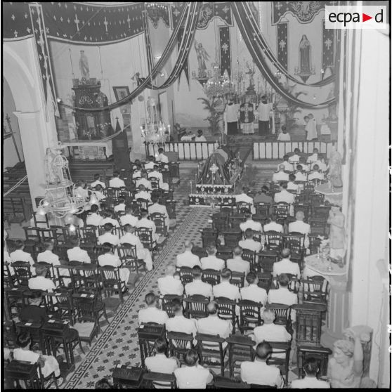 1 Messe anniversaire pour la mort du général de Lattre de Tassigny, célébrée à l'église du Sacré-Coeur de Phnom Penh. [description provisoire]