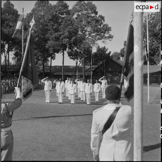 2 à 7 Cérémonie militaire au monument aux morts en présence des autorités civiles et militaires. [description provisoire]