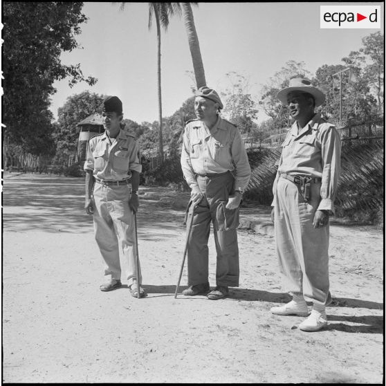 Officiers cambodgiens et français au poste de Voeung Sai. [description provisoire]