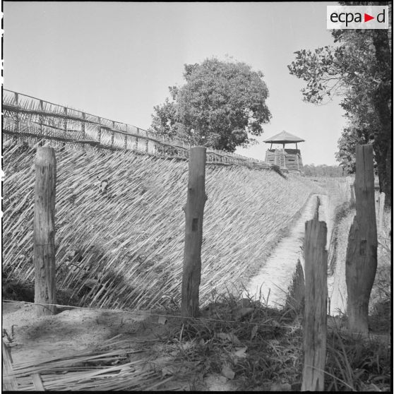 Les défenses du poste cambodgien de Voeung Sai. [description provisoire]