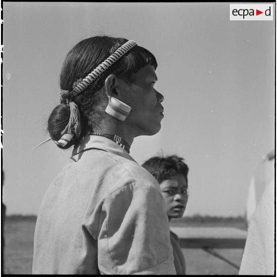 Homme Kha sur le terrain d'aviation, à proximité du poste cambodgien de Voeung Sai. [description provisoire]