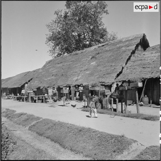 Rue du village de Voeung Sai. [description provisoire]