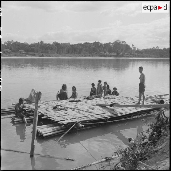Habitants Khas sur un bac à proximité du village de Voeung Sai. [description provisoire]