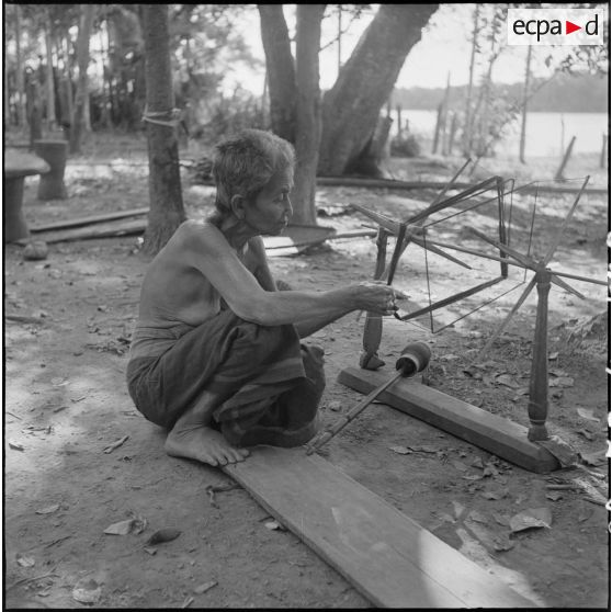 Femme kha filant la soie dans le village cambodgien de Voeung Sai. [description provisoire]