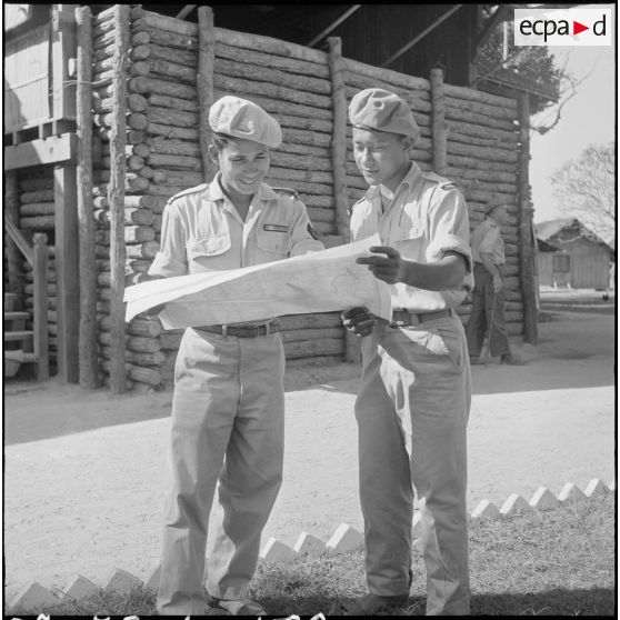 Les autorités militaires du poste de Voeung Sai. [description provisoire]