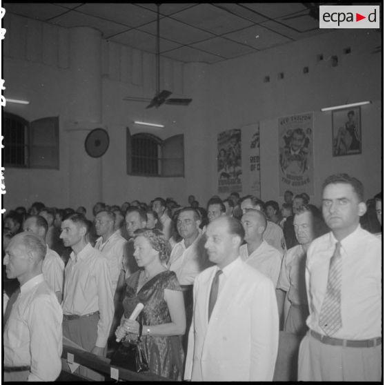 1 à 7 "Regards sur l'Indochine" et "Vedettes blindées" présentés par 2 autorités. Vues de l'auditoire. [description provisoire]