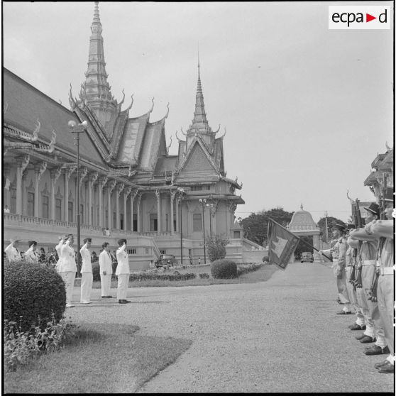 1 à 2 Arrivée du roi du Cambodge et revue des élèves officiers devant le palais royal. [description provisoire]