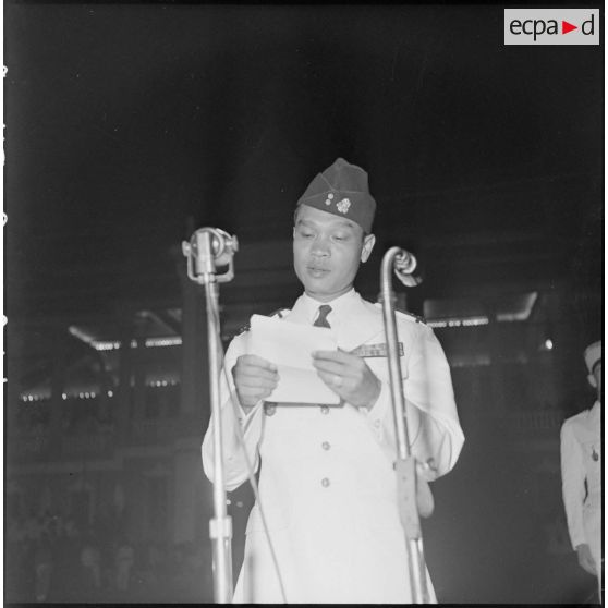 11 Plan rapproché sur le prince Sirik Matak, ministre de la Défense cambodgienne, prononçant une allocution. [description provisoire]