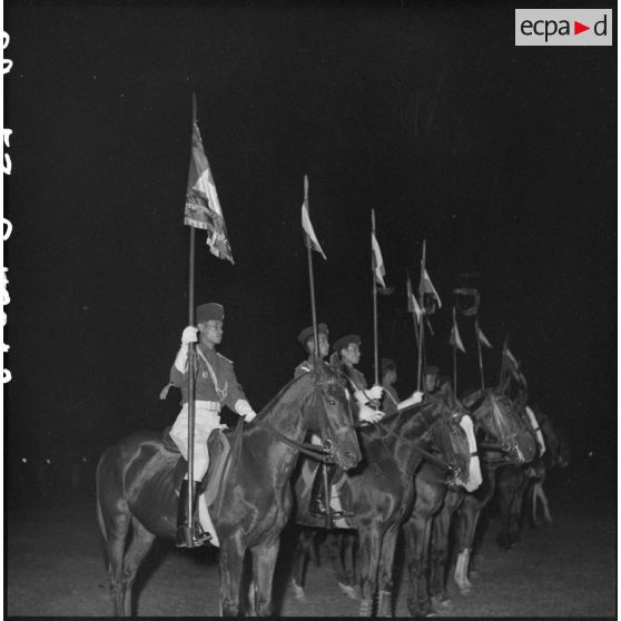 12 à 14 La garde royale cambodgienne à cheval, la nuit au triomphe. [description provisoire]
