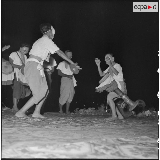 15 à 17 Scènes de théâtre populaire interprétées devant le palais royal, de nuit. [description provisoire]