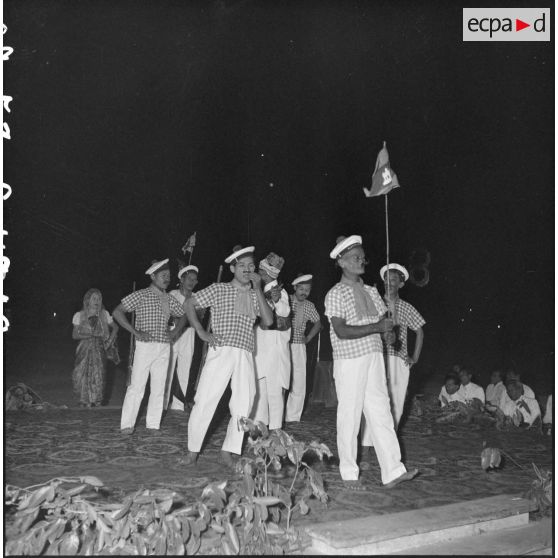 18 Mime des élèves officiers présenté de nuit. [description provisoire]