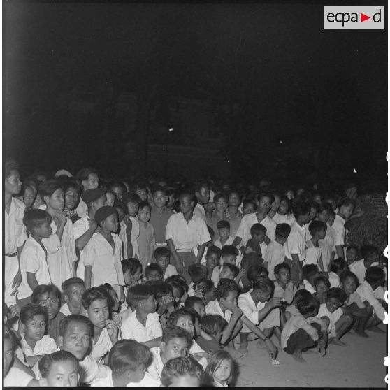 19 Photographie de groupe de l'assistance qui a suivi le triomphe. [description provisoire]