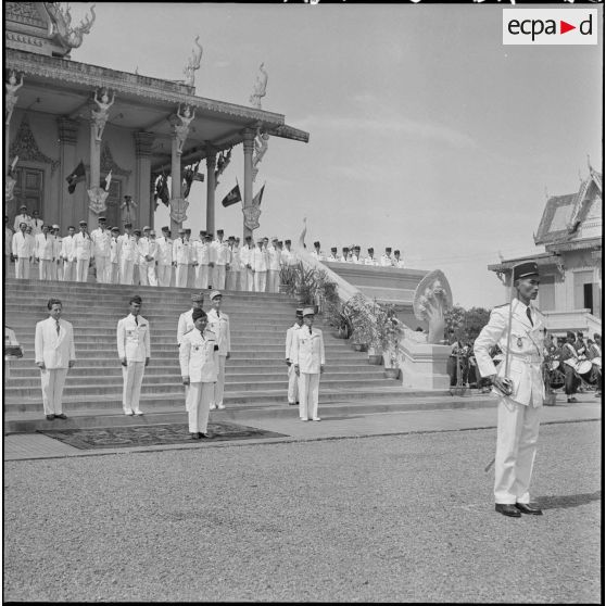 4 Le major de la promotion "Ly-Yoeun", le sabre au côté, devant les autorités et les invités. [description provisoire]