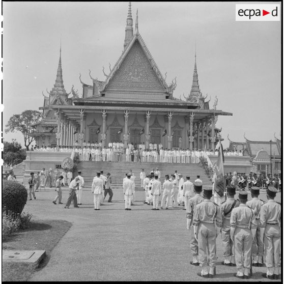 8 Plan d'ensemble de la cérémonie devant le palais royal. [description provisoire]