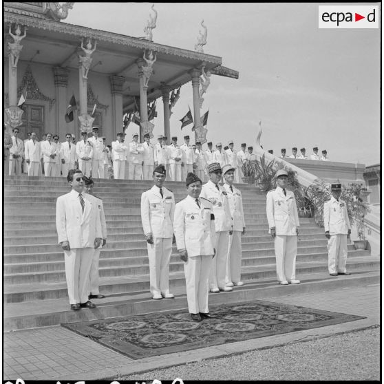 9 Plan rapproché sur les personnalités officielles dont M. Norodom Sihanouk, M. Risterucci et le général de Langlade. [description provisoire]