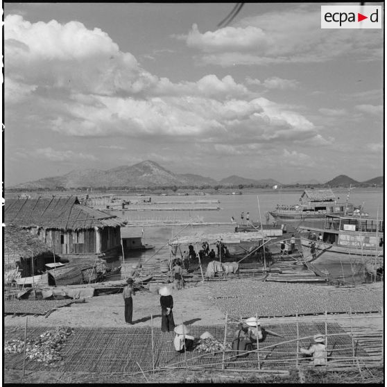 1 à 6 Surveillance des pêcheries par un poste sur jonque flottante. [description provisoire]