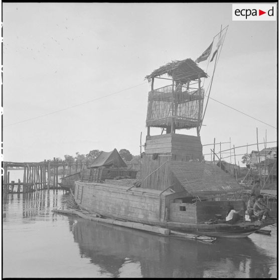Poste de surveillance mobile monté sur une jonque d'où la sentinelle assure la surveillance de l'une des pêcheries installées sur le fleuve Tonlé Sap. [description provisoire]