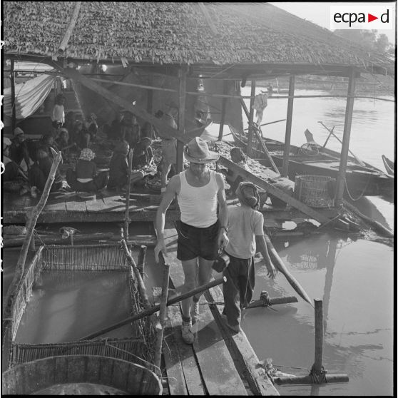 7 à 8 Le chef de poste : un sous-officier français qui vit au milieu des pêcheurs. [description provisoire]