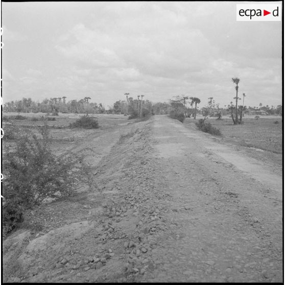 1 à 2 Aspect de la piste dans son état ancien et après les travaux d'élargissement. [description provisoire]