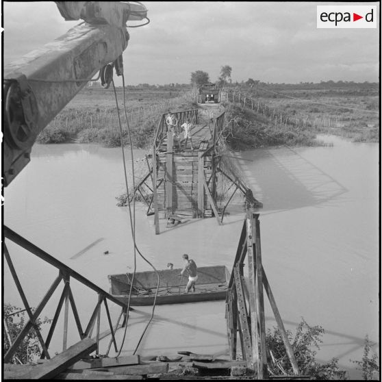 11 Réfection en cours d'un vieux pont Eiffel qui s'est effondré en son milieu au passage d'un car. [description provisoire]