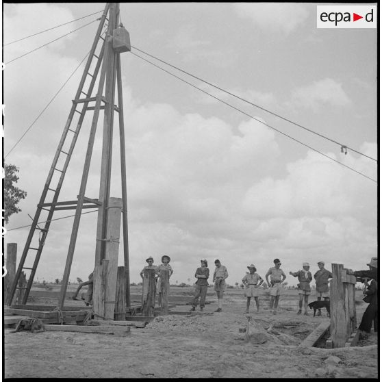 12 à 13 Le chantier de réparation du pont. [description provisoire]