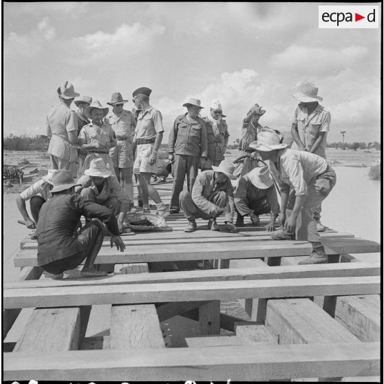 14 à 15 Réparation du pont : mise en place du platelage et pose des broches. [description provisoire]