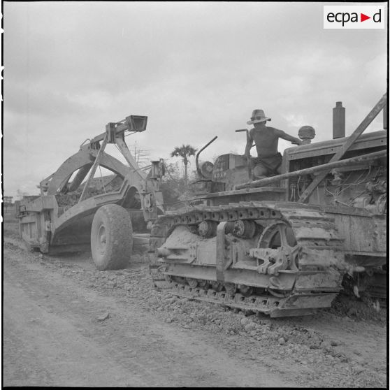 Travaux de terrassement et de nivellement dans le cadre de l'élargissement de la route de la RN 15. [description provisoire]