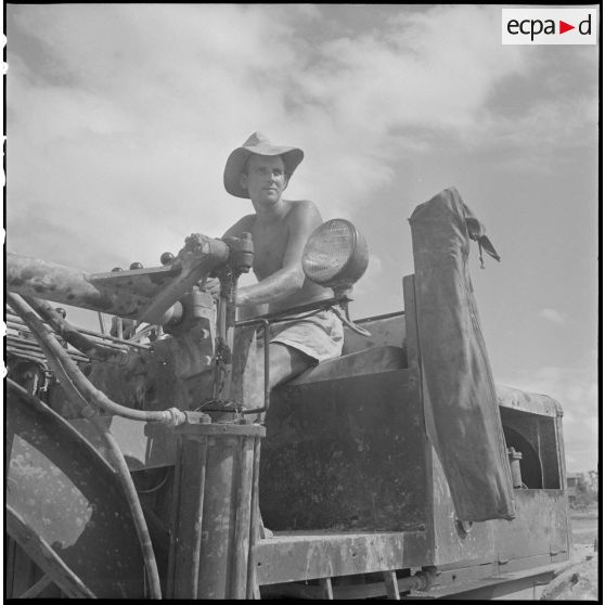 8 Plan rapproché sur le légionnaire Wolfang Hubner de le compagnie du Génie 76/3, conduisant un motor grader. [description provisoire]