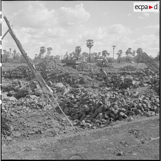 9 à 10 Au bord de la route, une carrièrre fournit les matériaux pour l'empierrement de celle-ci. [description provisoire]