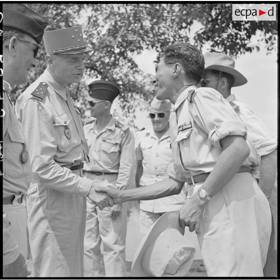 1 Le général de corps d'armée Borgnis Desbordes est accueilli par M. Eap Hong Lim, gouverneur de la province de Takéo. [description provisoire]