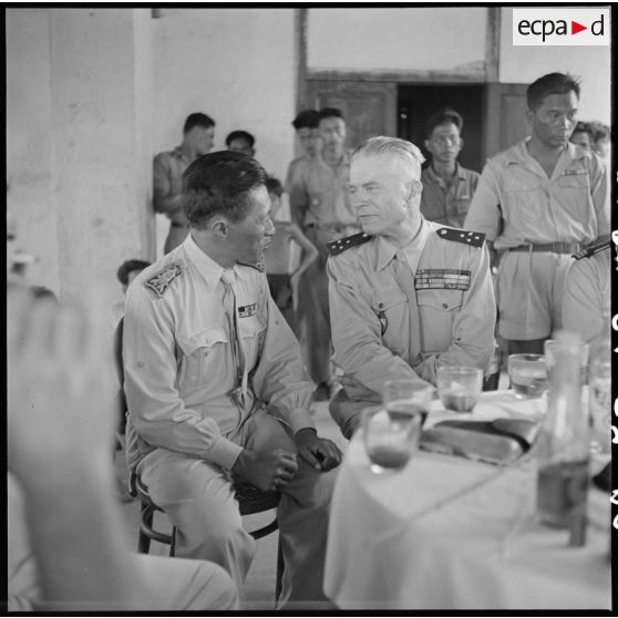 10 Le général Borgnis Desbordes s'entretient avec M. Eap Hong Lim, gouverneur de la province de Takéo. [description provisoire]