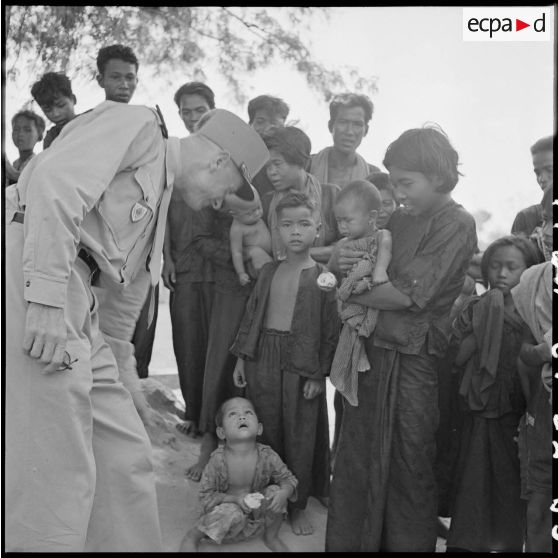 11 Le général Borgnis Desbordes -conseiller militaire des Etats associés- avec la population de l'un des villages. [description provisoire]