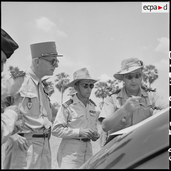 12 L'officier de renseignements du Secteur expose la situation sur une carte au général Borgnis Desbordes. [description provisoire]