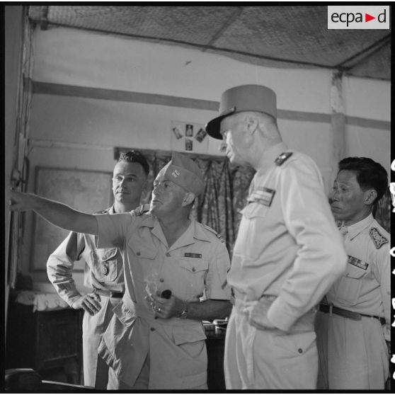 2 Le colonel Baylon expose la situation militaire dans son secteur, au général de corps d'armée Borgnis Desbordes. [description provisoire]