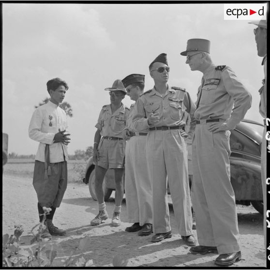 3 Le commandant Joube expose l'organisation des regroupements de population au général d'armée Borgnis Desbordes. [description provisoire]