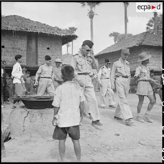 4 à 5 Le général Borgnis Desbordes et le commandant Joube visitent le nouveau village de Kaudeng. [description provisoire]