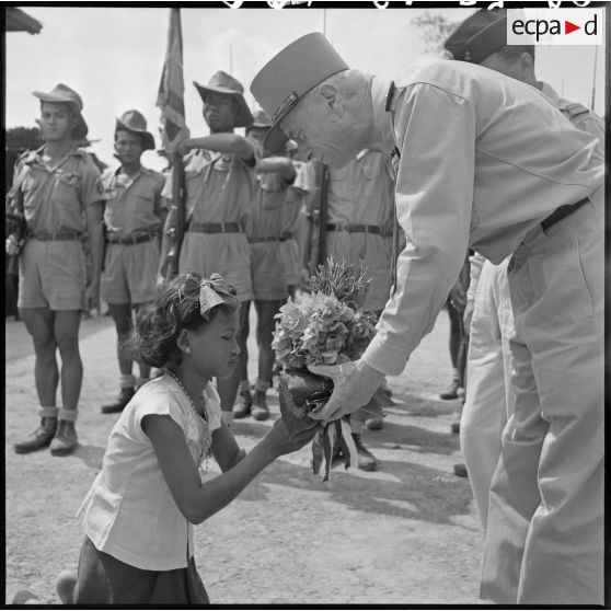 6 à 7 Accueil festif réservé par la population du village de Tonlé Bati au général de corps d'armée Borgnis Desbordes. [description provisoire]