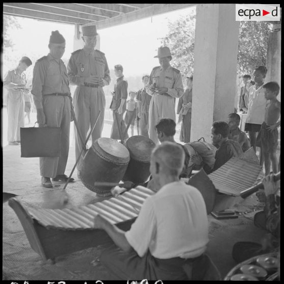 8 Aubade donnée par un petit orchestre cambodgien, en l'honneur du général Borgnis Desbordes, au bord du lac de Bati. [description provisoire]
