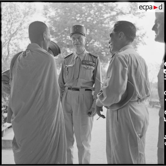 9 Le général Borgnis Desbordes s'entretient avec le chef des bonzes de la pagode de Tonlé Bati. [description provisoire]