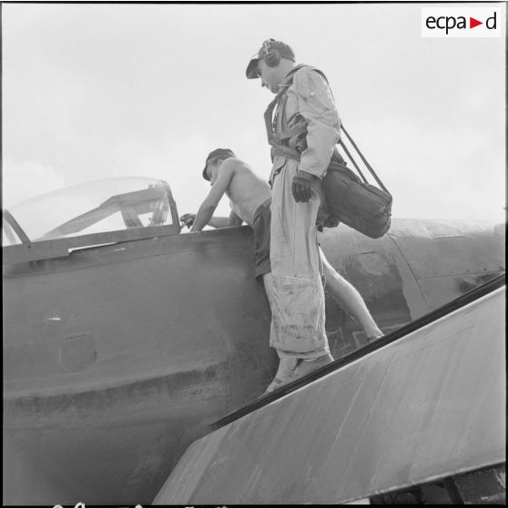 15 Départ en mission. Le pilote s'apprête à monter dans l'habitacle d'un avion Bearcat F8F. [description provisoire]