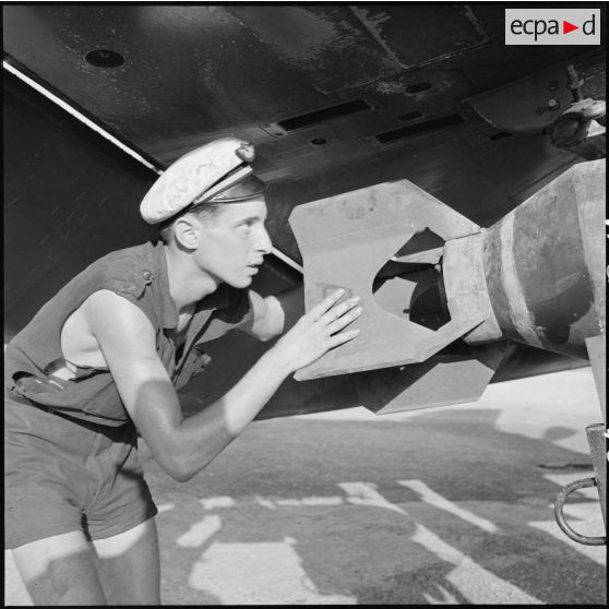 17 Un mécanicien vérifie l'alignement de la bombe. [description provisoire]