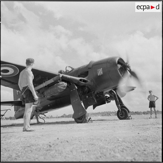 18 Le moteur marche, l'hélice tourne : l'avion Bearcat F8F est prêt à partir. [description provisoire]