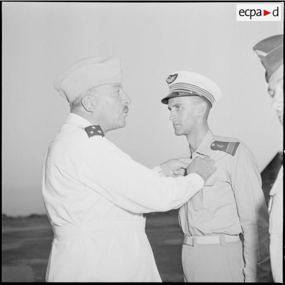 19 à 20 Le général de division Girot de Langlade, commandant les FTC, décore le capitaine Bret, commandant du II/21. [description provisoire]