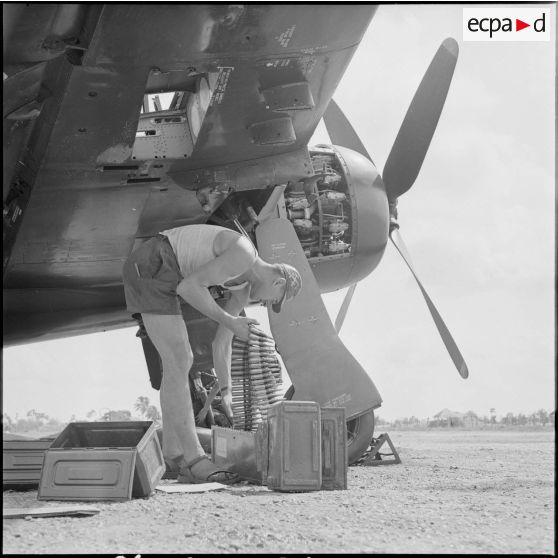 Un armurier de l'armée de l'air prépare les bandes de canons de 20 mm d’un Bearcat avant une mission. [description provisoire]