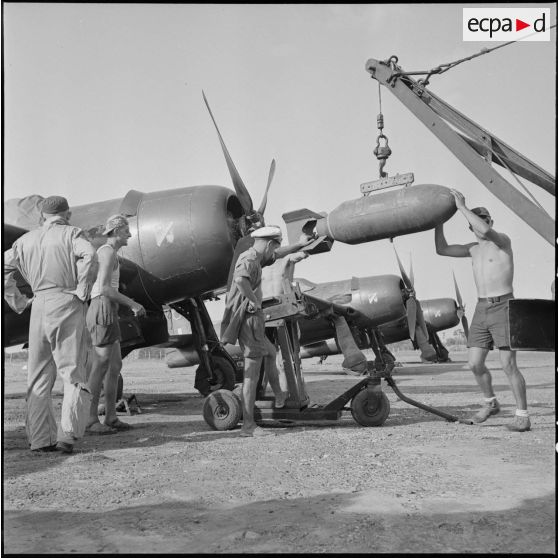 9 à 11 Mise en place de bombes amenées par camion grue, puis sur une plate-forme spéciale et fixées sur un Bearcat F8F. [description provisoire]