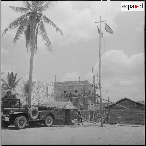 1 à 2 Entrée du poste de Kompong Krassaing. La tour centrale en construction. Dodge T214-WC56 en stationnement. [description provisoire]
