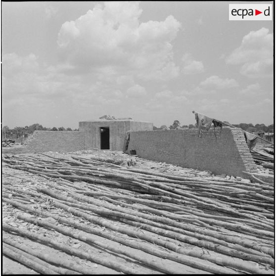 4 à 5 Un bockhaus d'angle (plan d'ensemble). [description provisoire]