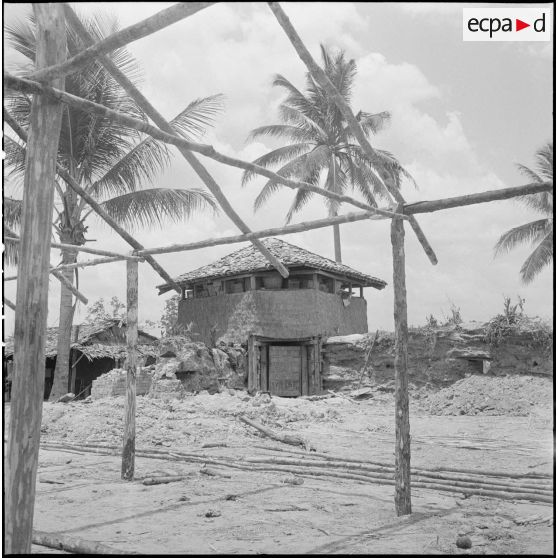 7 Plan moyen sur la tour de l'ancien poste, servant de magasin. [description provisoire]