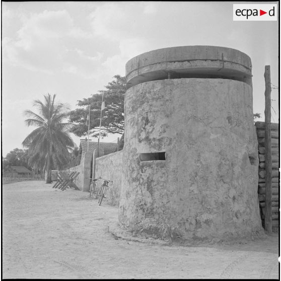 9 Tour d'agle du poste de Kompong Trach (situé dans la région de Prey Veng). [description provisoire]